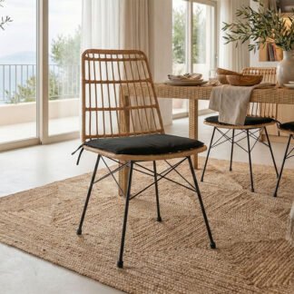 Καρέκλα Naoki pakoworld rattan σε φυσική απόχρωση με μαύρο μαξιλάρι και μεταλλικό μαύρο πόδι 45.5x59.5x89εκ